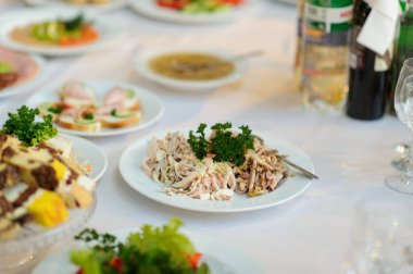 partiden önce restoranda servis gümüş ve cam stemware ile masayı 