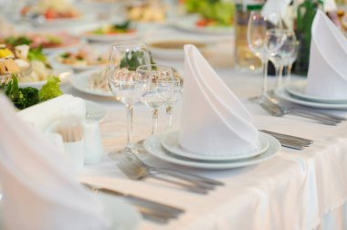 partiden önce restoranda servis gümüş ve cam stemware ile masayı 