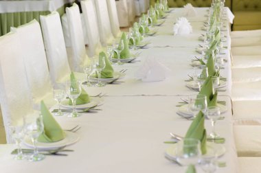 partiden önce restoranda servis gümüş ve cam stemware ile masayı 