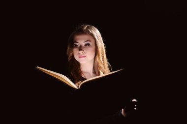 siyah arka plan üzerinde bir kitap okuma genç öğrenci portresi