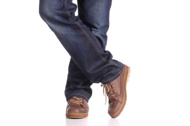 Yakın çekim görünümü adamın deri ayakkabı. Beyaz bir arka plan üzerinde izole