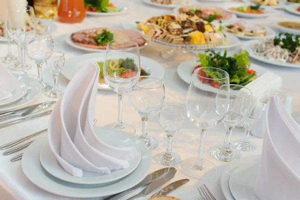Partiden önce restoranda servis gümüş ve cam stemware ile masayı — Stok fotoğraf