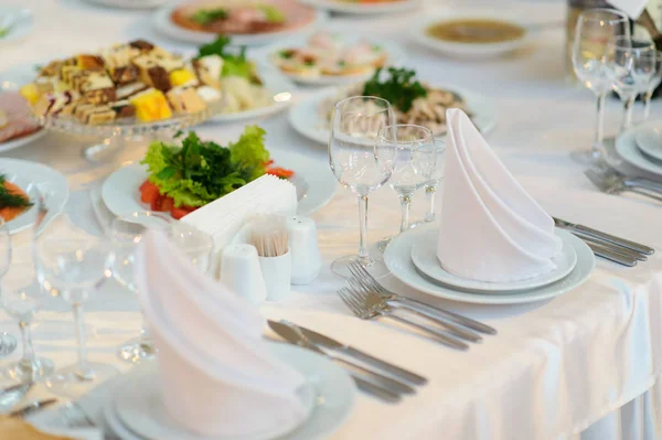 Table set service with silverware and glass stemware at restaurant before party — Stock Photo, Image