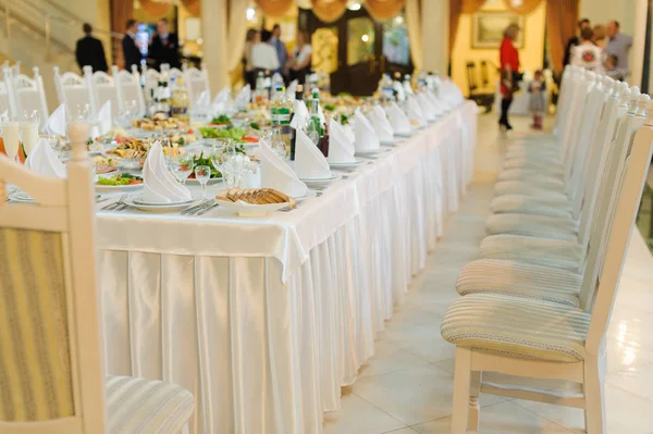 Servicio de mesa con cubiertos y copas de vidrio en el restaurante antes de la fiesta — Foto de Stock