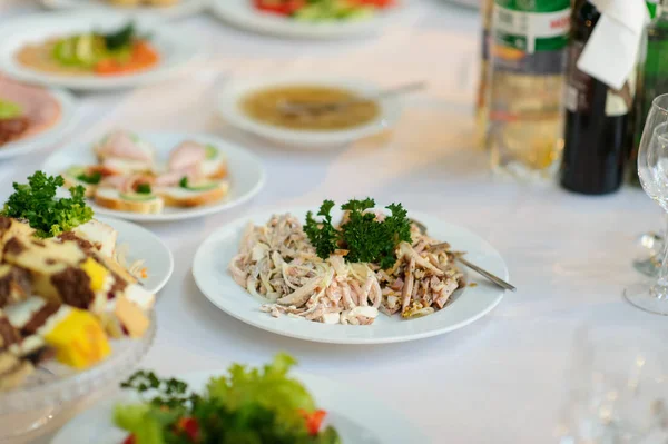 partiden önce restoranda servis gümüş ve cam stemware ile masayı 