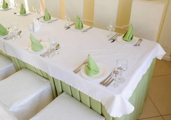Сервіз столового набору зі срібним посудом та скляним посудом у ресторані перед вечіркою — стокове фото