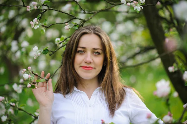 Gravid kvinna i blommande trädgård — Stockfoto