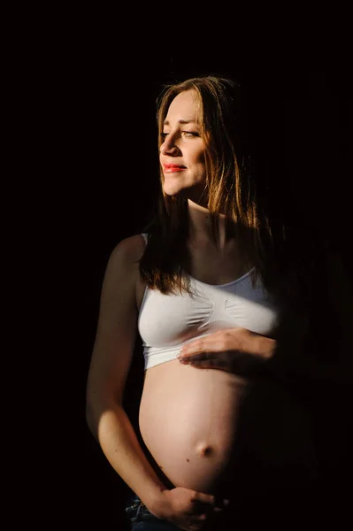 Linda mujer embarazada tocando su vientre — Foto de Stock