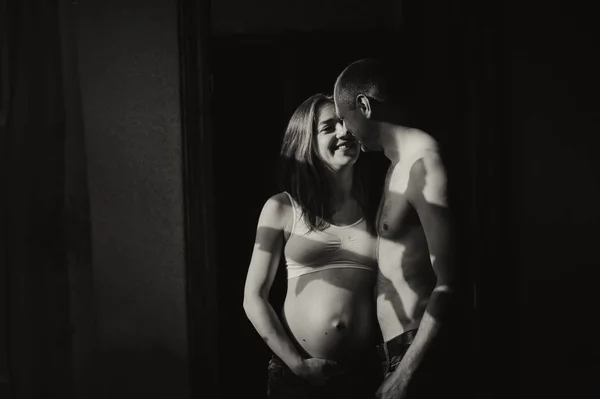 Carino donna incinta toccando la pancia — Foto Stock
