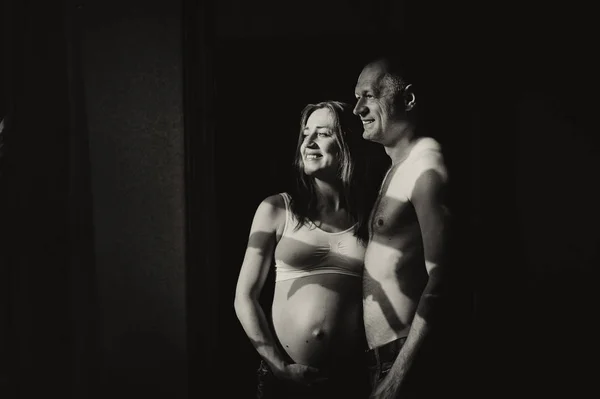 Karnı dokunmadan şirin hamile kadın — Stok fotoğraf