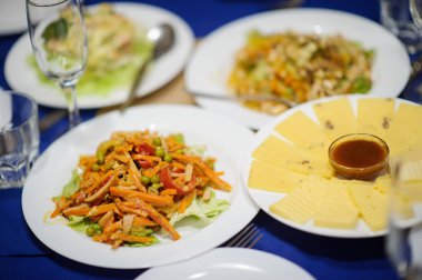 partiden önce restoranda servis gümüş ve cam stemware ile masayı 