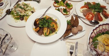 partiden önce restoranda servis gümüş ve cam stemware ile masayı 