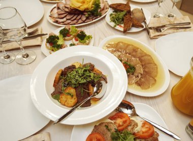 partiden önce restoranda servis gümüş ve cam stemware ile masayı 