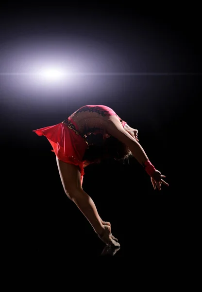 Jong meisje doet gymnastiek — Stockfoto