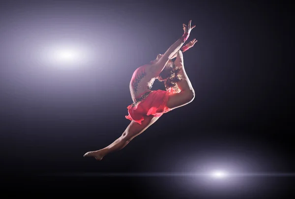 Jeune fille faisant de la gymnastique — Photo