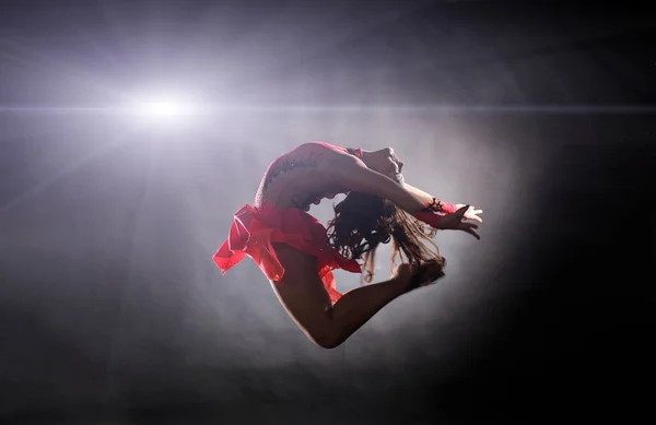 Jeune fille faisant de la gymnastique — Photo