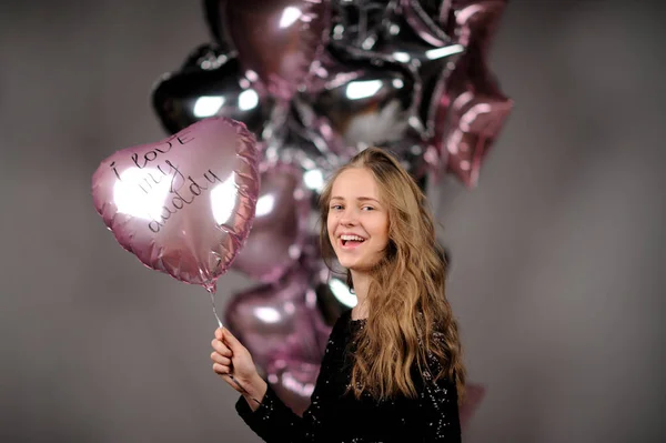 Menina bonita feliz com balões sorrindo na festa de aniversário — Fotografia de Stock