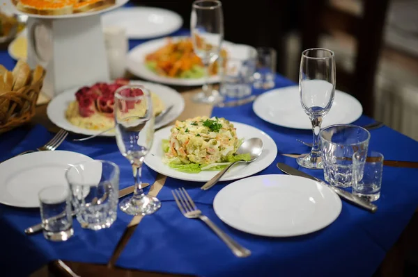 Serviço de conjunto de mesa com talheres de prata e vidro no restaurante antes da festa — Fotografia de Stock