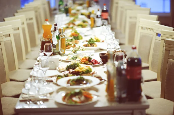 Serviço de conjunto de mesa com talheres de prata e vidro no restaurante antes da festa — Fotografia de Stock