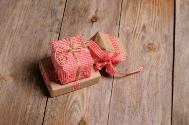 ahşap zemin üzerinde Vintage hediye kutusu