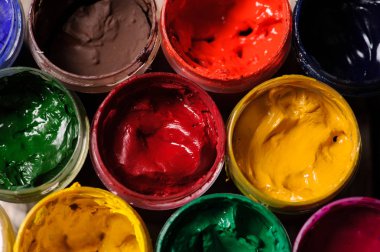 farklı renk boya şişeleri portre