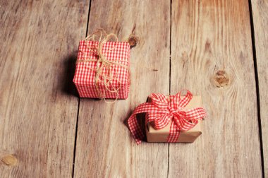 ahşap zemin üzerinde Vintage hediye kutusu