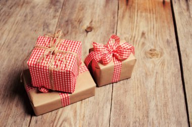 ahşap zemin üzerinde Vintage hediye kutusu