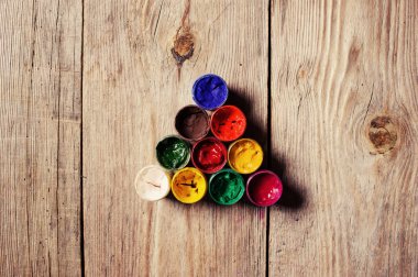 ahşap zemin üzerine farklı renk boya
