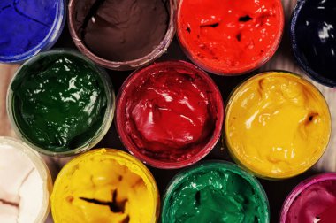 farklı renk boya şişeleri portre