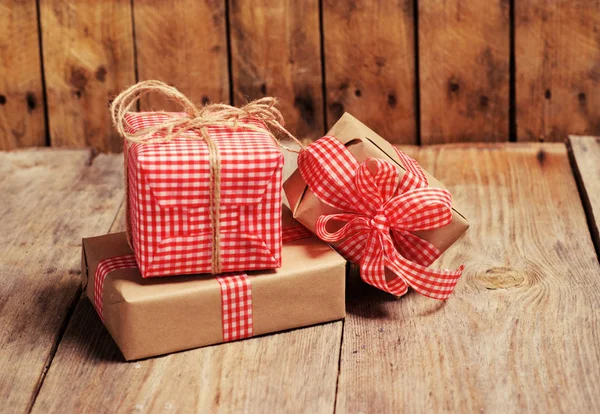 ahşap zemin üzerinde Vintage hediye kutusu