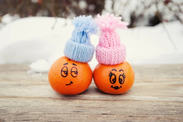 Expresiones faciales divertidas en las mandarinas — Foto de Stock