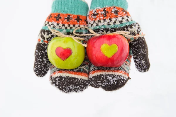 Pommes avec les cœurs dans les mains en hiver — Photo