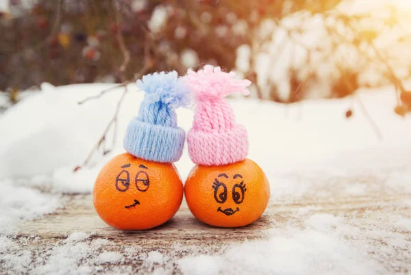 Expresiones faciales divertidas en las mandarinas — Foto de Stock