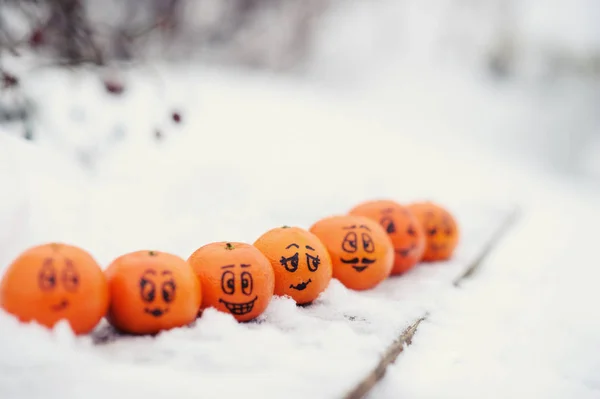 Mandarines avec différentes expressions faciales drôles — Photo