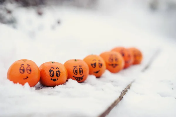 Mandarines avec différentes expressions faciales drôles — Photo