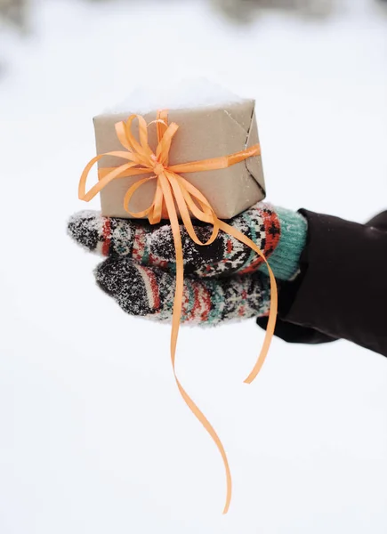 Geschenk in Händen im Winter — Stockfoto