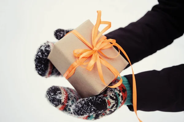 Geschenk in Händen im Winter — Stockfoto