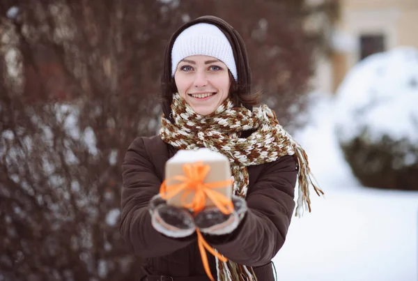 Kışın elinde hediye — Stok fotoğraf