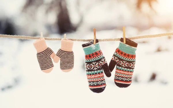 Rukavice na laně v zimě — Stock fotografie