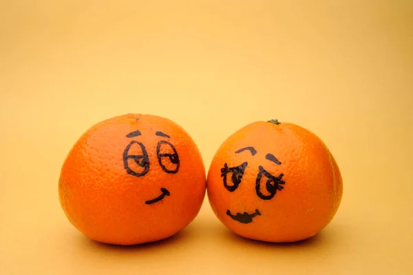 Expressions faciales drôles sur les mandarines — Photo