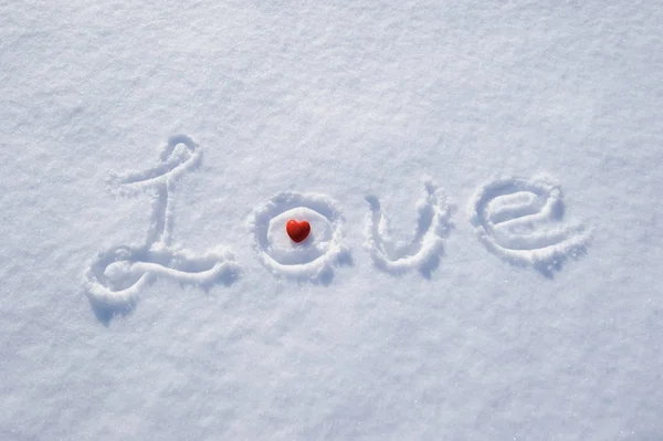 Słowa miłości i czerwone serce na śniegu — Zdjęcie stockowe