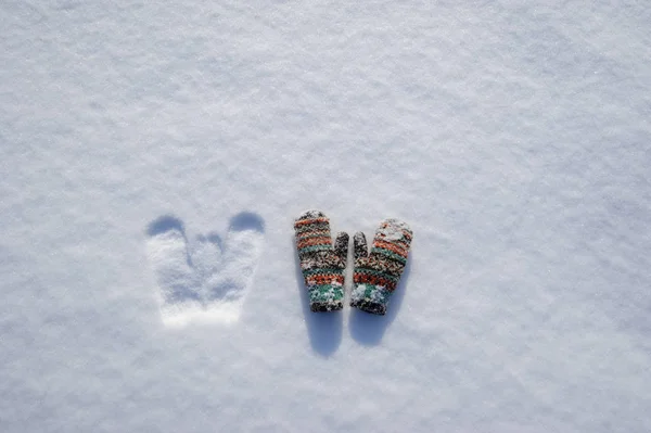 Manoplas congeladas en la nieve — Foto de Stock