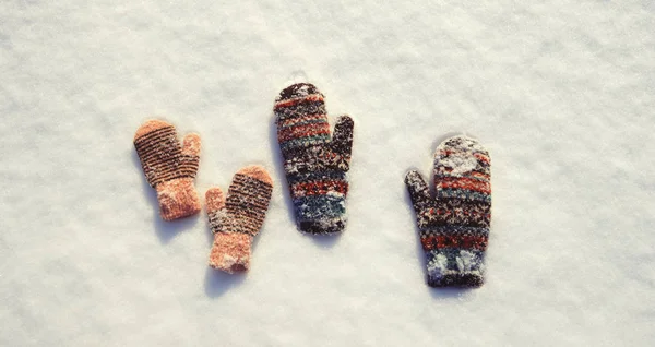 冷冻的手套，在雪地上 — 图库照片