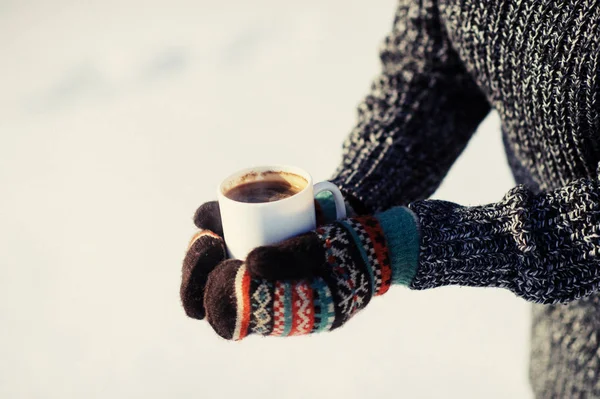 Belle fille tenant une tasse de café — Photo