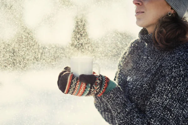 Beautiful girl holding a cup of coffee — Stock Photo, Image