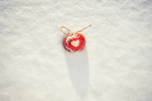 Apple on the snow — Stock Photo, Image