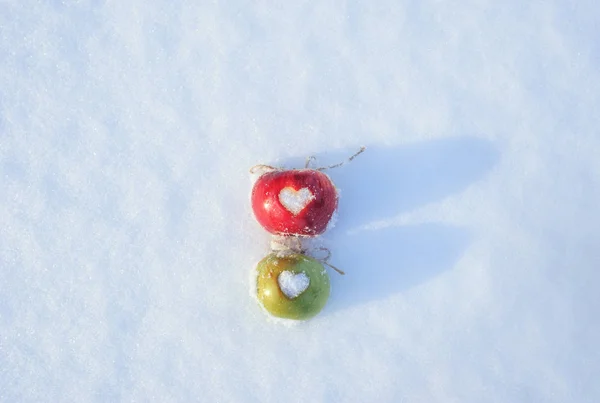 Apfel auf dem Schnee — Stockfoto