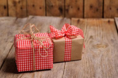 ahşap zemin üzerinde Vintage hediye kutusu