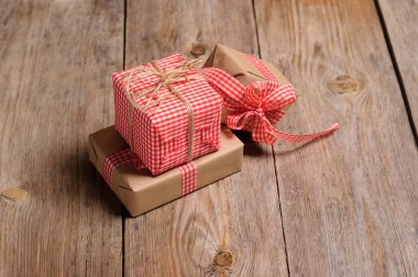 ahşap zemin üzerinde Vintage hediye kutusu