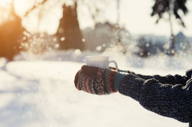 Bir fincan kahve tutan güzel kız